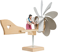 Windrad klein mit Frau