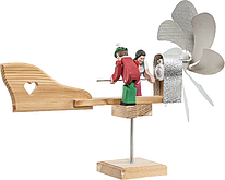 Windrad klein mit Tiroler und Frau